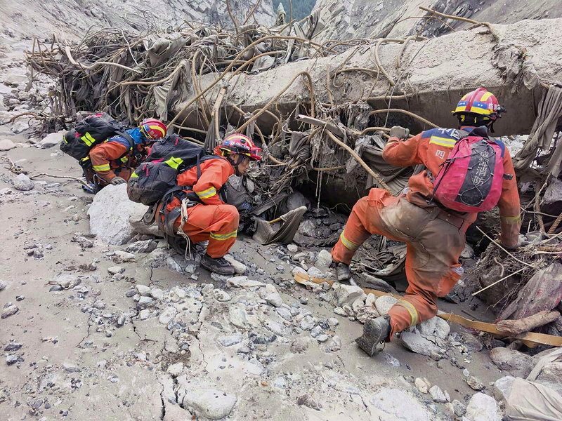 中國救援人員29日在吉隆縣泥石流災害現場，對重點區域進行細緻勘查、拉網式排查，持續開展不間斷搜救作業。（新華社）