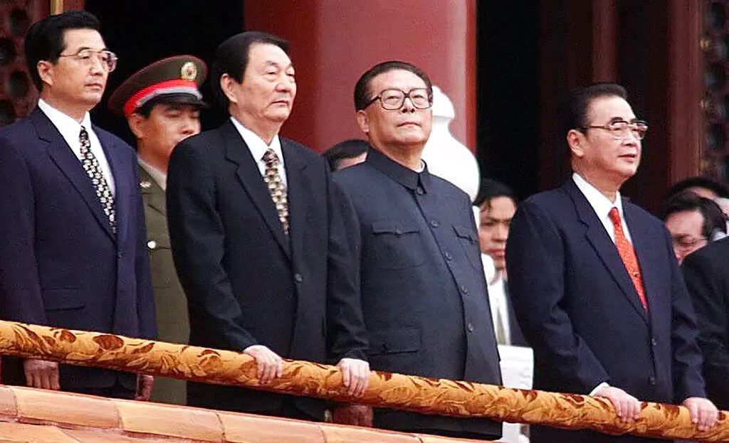 1999年10月，天安門城樓上的中國領導人：國家副主席胡錦濤、國家主席江澤民、國務院總理朱鎔基、全國人大常委會委員長李鵬。（由左至右，美聯社）