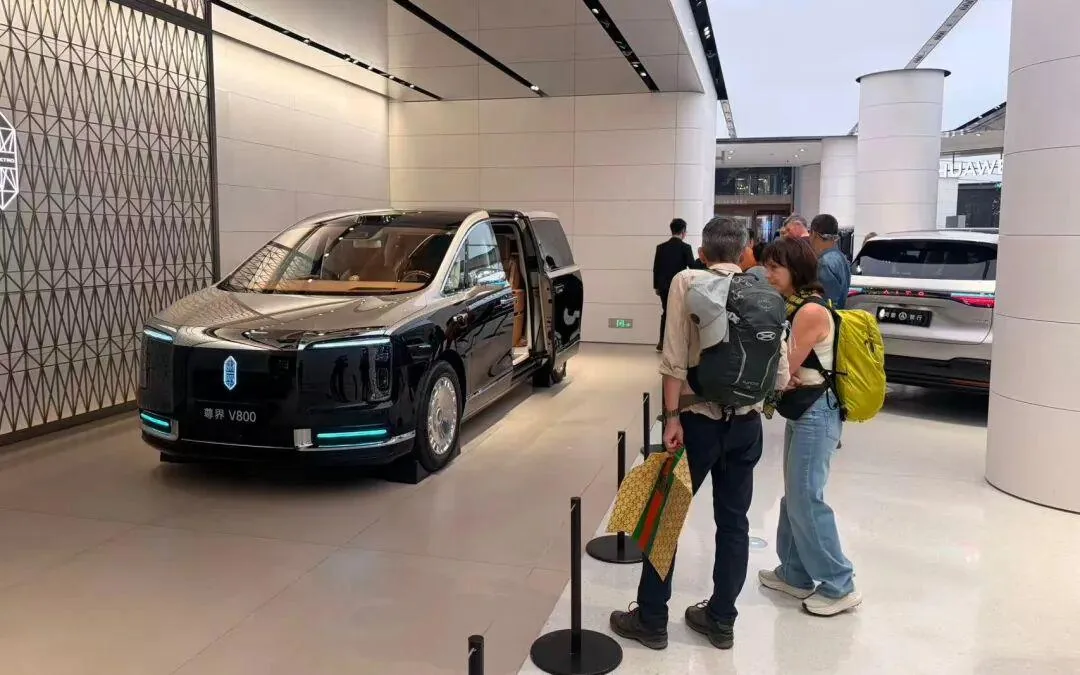 北京一家鸿蒙智行门店里展示的尊界V800