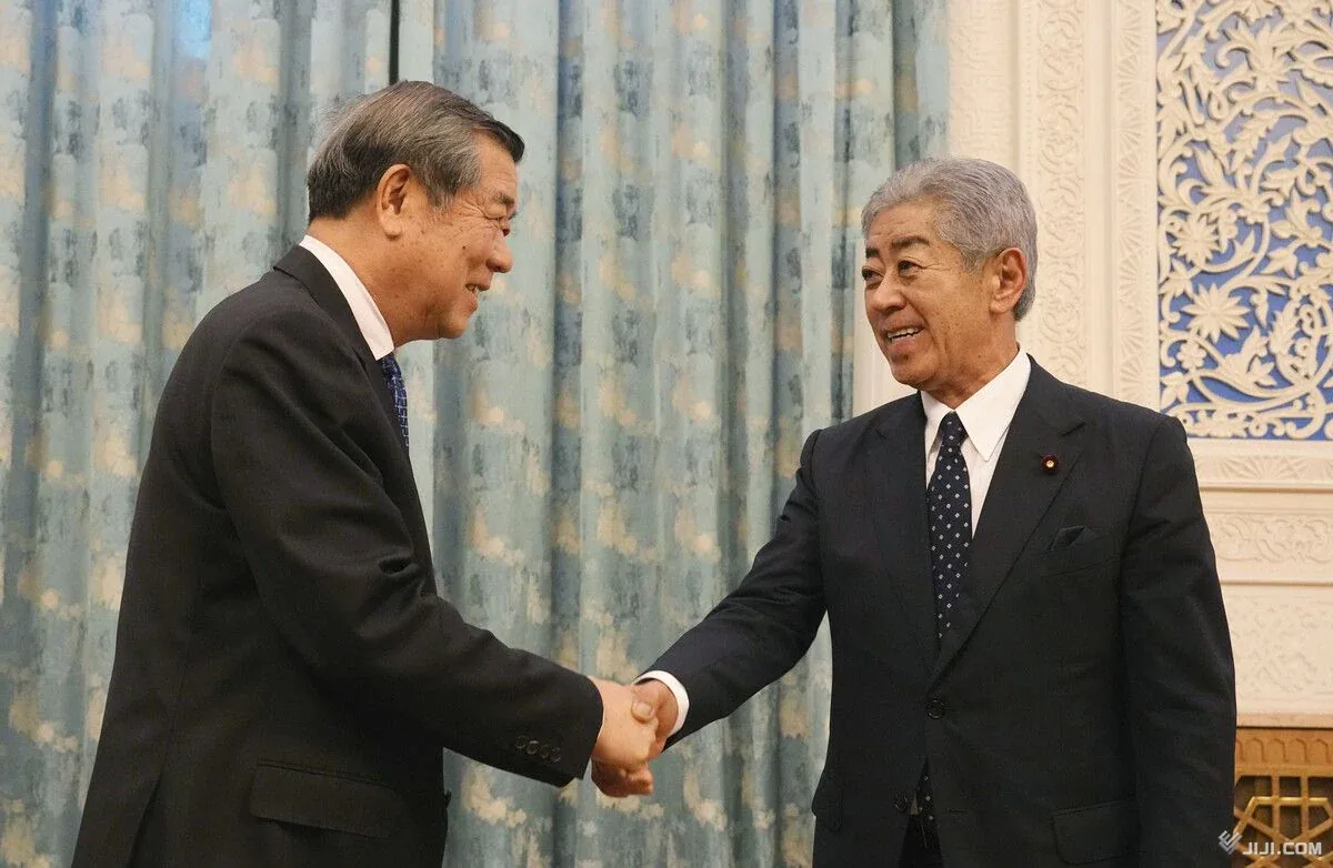 日本前外相岩屋毅(右)9月29日在北京与中国副总理何立峰握手。