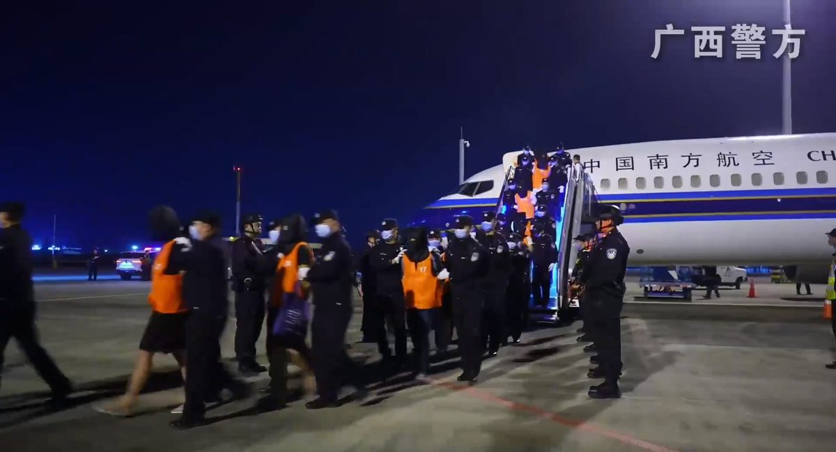 中緬泰聯合清剿緬甸妙瓦底賭詐園區，逾1500名涉賭詐疑犯被押解回國。（央視新聞）