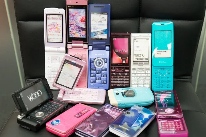 日本翻盖手机27年服务落幕 功能机出货首次跌破百万 12 Image