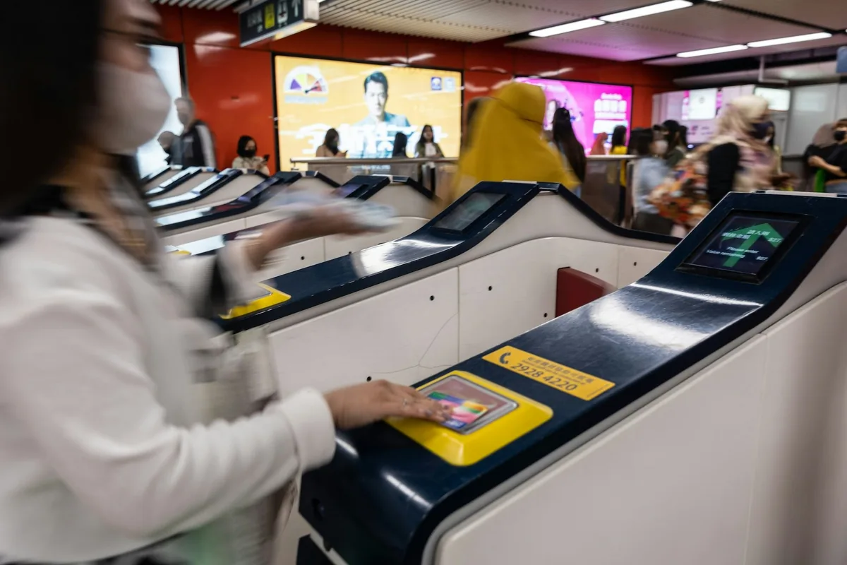 港铁10月24日感谢日车费半价 罗湖、落马洲过境车程也适用 3 半價優惠不適用於東鐵綫頭等額外費、機場快綫。(資料圖片/廖雁雄攝)
