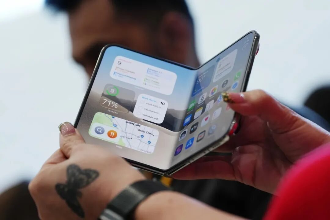 iPhone Duo迟到七年 苹果靠十二年地基补齐折叠屏软件课 3 图片