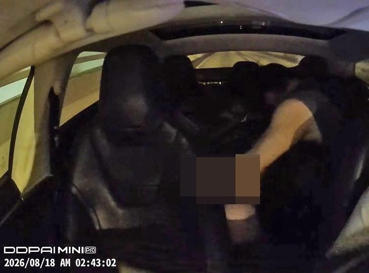 車廂後座有1對疑似男女在親熱，當中女方攤坐座位上，看似醉倒或睡着，沒有反應，男方則把左手放到疑似女方下體位置動作激烈。（Facebook群組「Uber(HK)司機乘客交流（非官方）」）