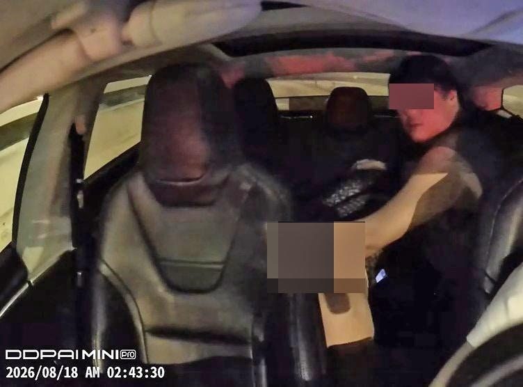 男方多次轉頭盯着「車CAM」位置。（Facebook群組「Uber(HK)司機乘客交流（非官方）」）
