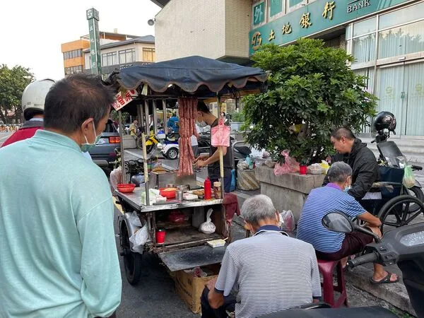 老夫妻摆摊卖炭烤香肠养瘫痪儿 汁多不油腻,蒜头请酌量拿 2 ▲▼新竹城隍廟婆婆炭烤香腸的烤香腸、糯米腸與大腸包小腸。(圖/《陳小可的吃喝玩樂》授權提供)