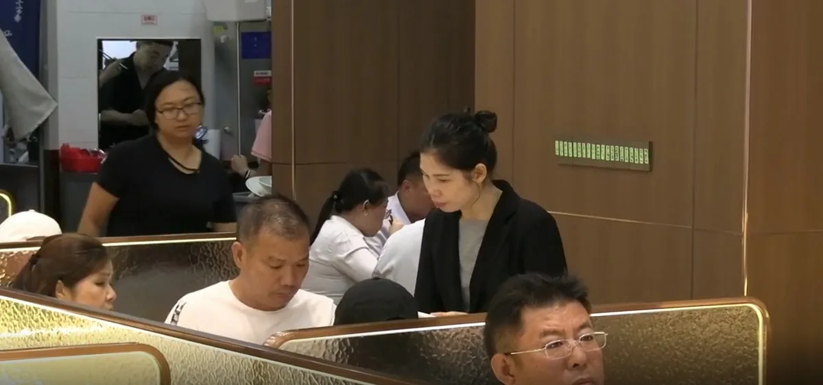 茶餐廳負責人忙至「停不了手」。（許靖雯 攝）