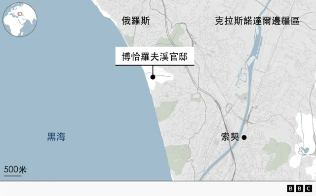一幅BBC制作地图，显示俄罗斯总统弗拉基米尔·普京位于克拉斯诺达尔边疆区索契博恰罗夫溪的官方黑海官邸。上方的BBC定位地图则标示出该地区在全球的位置。