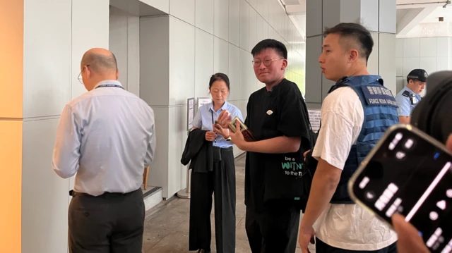 前学民思潮成员、认识黄之锋十多年的Louis Lee在庭外排队旁听
