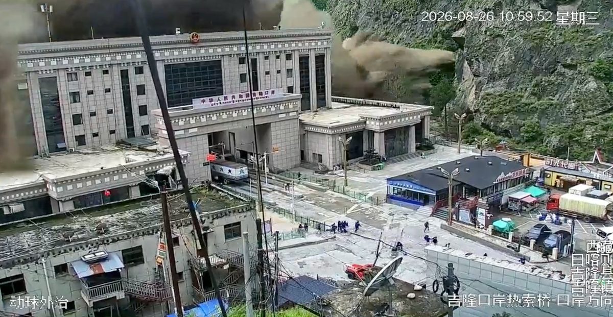 西藏泥石流|3人遇难558人失联 台陆委会:共有51名台湾人在西藏 2 2026年8月26日,尼泊爾與中國西藏喜馬拉雅邊境泥岩崩塌入河,觸發尼泊爾一側災難性洪水,數十死、數百遊客失踪。(影片截圖)