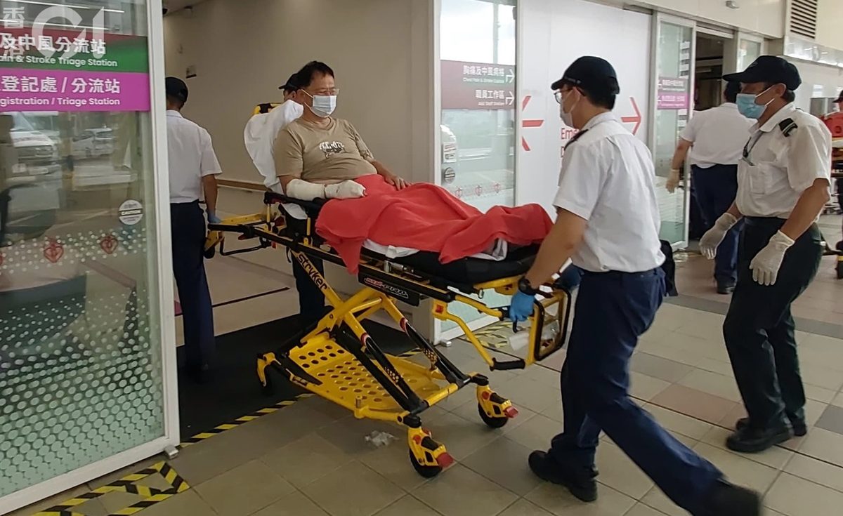 其中一名男傷者受傷，由救護員送到瑪嘉烈醫院治理。