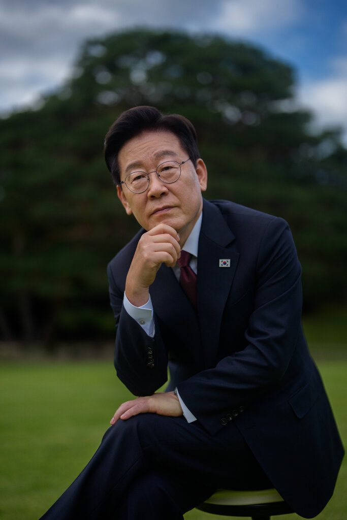 李在明专访:朝鲜或年产10-20枚核弹 敦促美国松绑制裁 2 李在明周五在青瓦台。他任内面临着国内外的政治挑战。