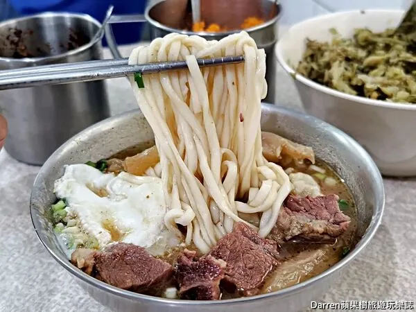 ▲▼台北大安古亭潮州街林記牛肉麵的半筋肉麵與免費加湯。（圖／《DARREN蘋果樹旅遊玩樂誌》授權提供）
