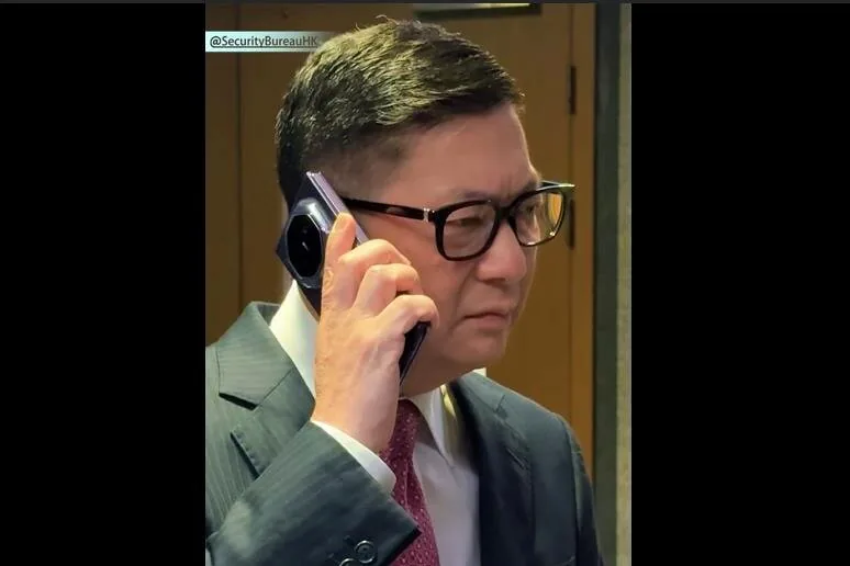 保安局局长邓炳强在短片里接电话(短片截图)