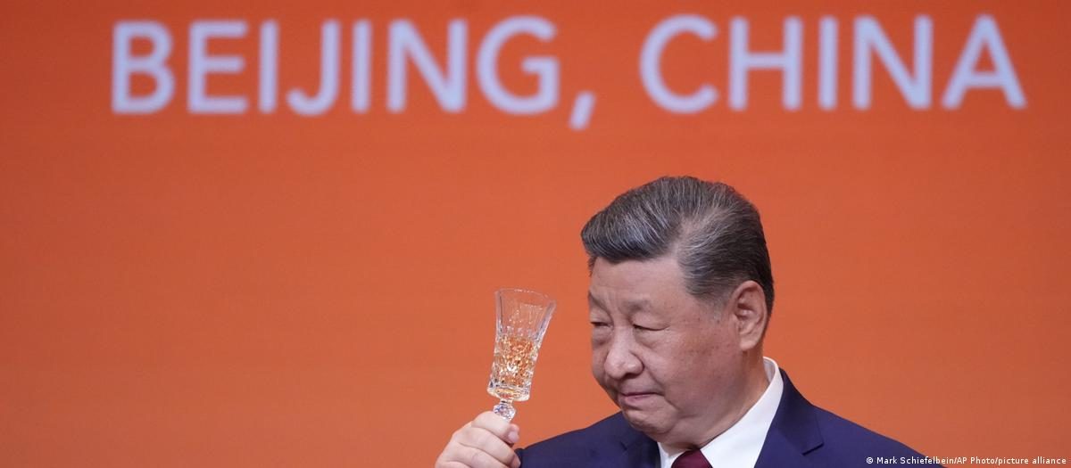德语媒体:中国挑战美国主导的世界秩序是自毁长城 1 习近平举杯