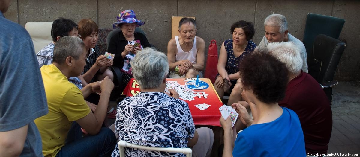 朱镕基94年税改埋隐患 农村养老金仅为城镇1/12 1 一群老人打扑克牌
