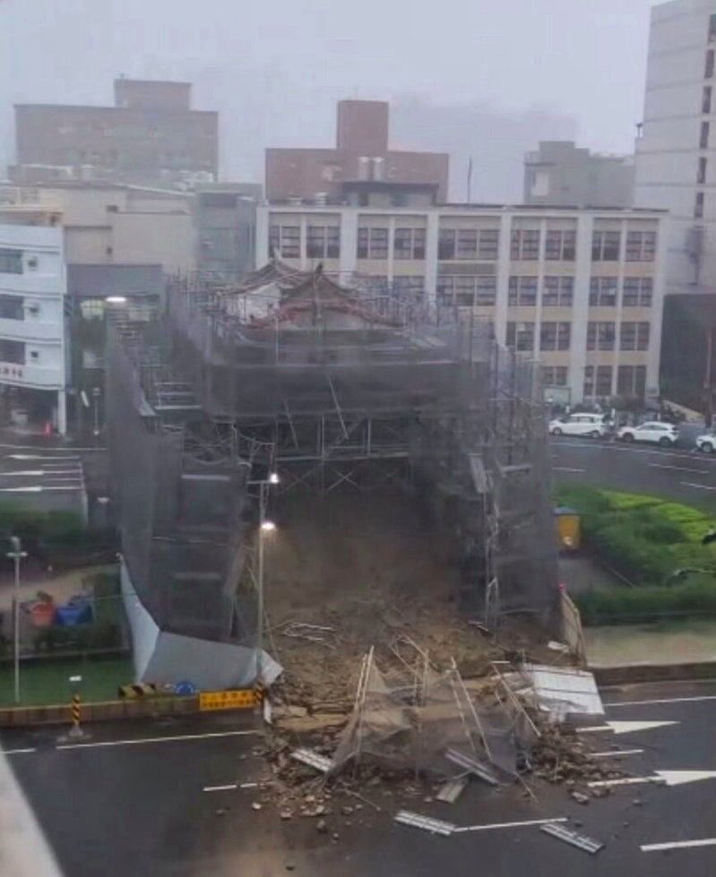 朱姓民眾指出，「東門城倒了」、「雨發瘋的大」。圖／threads網友jasminechu8899授權提供