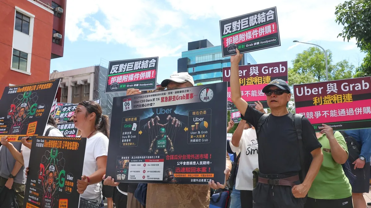 全国外送产业工会的成员举牌反对Grab收购foodpanda,资料照片