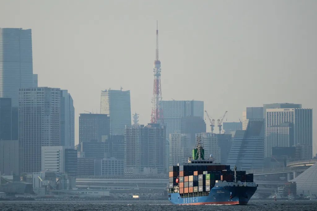 從東京灣看向市區和東京鐵塔的景色。（美聯社）