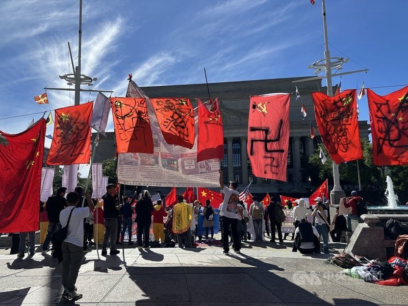 习近平访美国家文件局 示威与欢迎团体高声对峙 2 中國民主團體在習近平訪美最後一站國家檔案局前,搭起抗議陣勢。中央社記者廖漢原華盛頓攝 115年9月26日