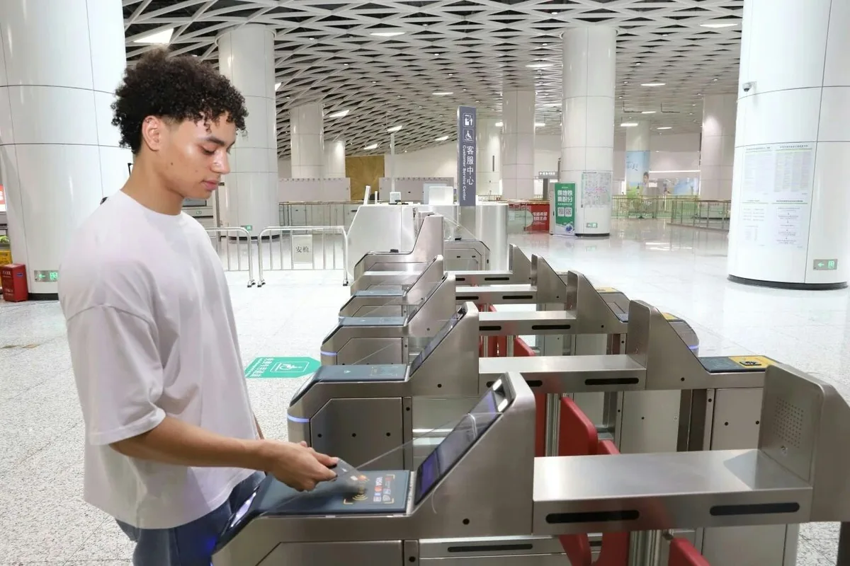 深圳地鐵17條路線、共432個車站全部閘機通道，全面支援VISA、Mastercard（萬事達卡）等國際信用卡「拍卡過閘」。（深圳地鐵）