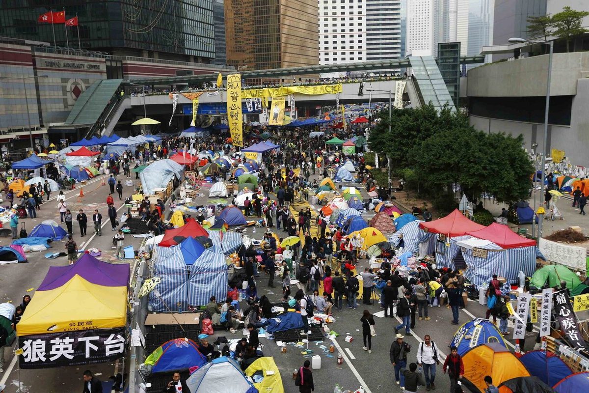 2014年底雨伞运动期间,香港金钟一带道路上的帐篷(资料照片)