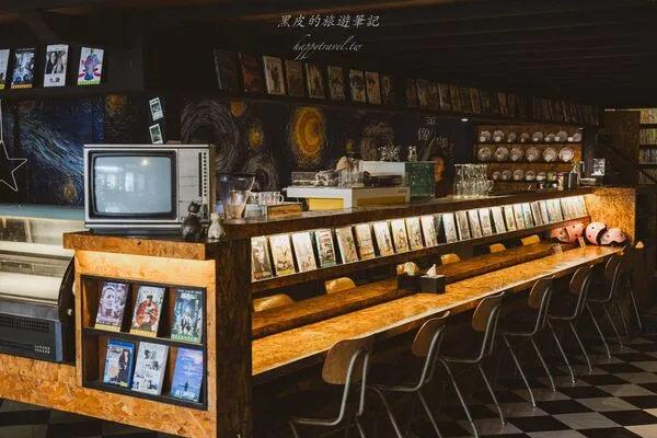 恒春金像咖啡:前身是DVD出租店,天花板排满电影封面 13 ▲▼屏東恆春金像咖啡DVD出租店風格空間與義大利麵、燉飯。(圖/《黑皮的旅遊筆記》授權提供)