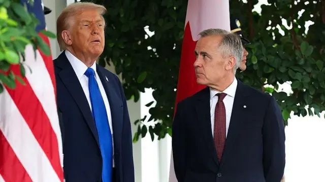 2025年10月，美国总统唐纳德・特朗普在白宫西翼外的欢迎仪式上与加拿大总理马克·卡尼交谈。