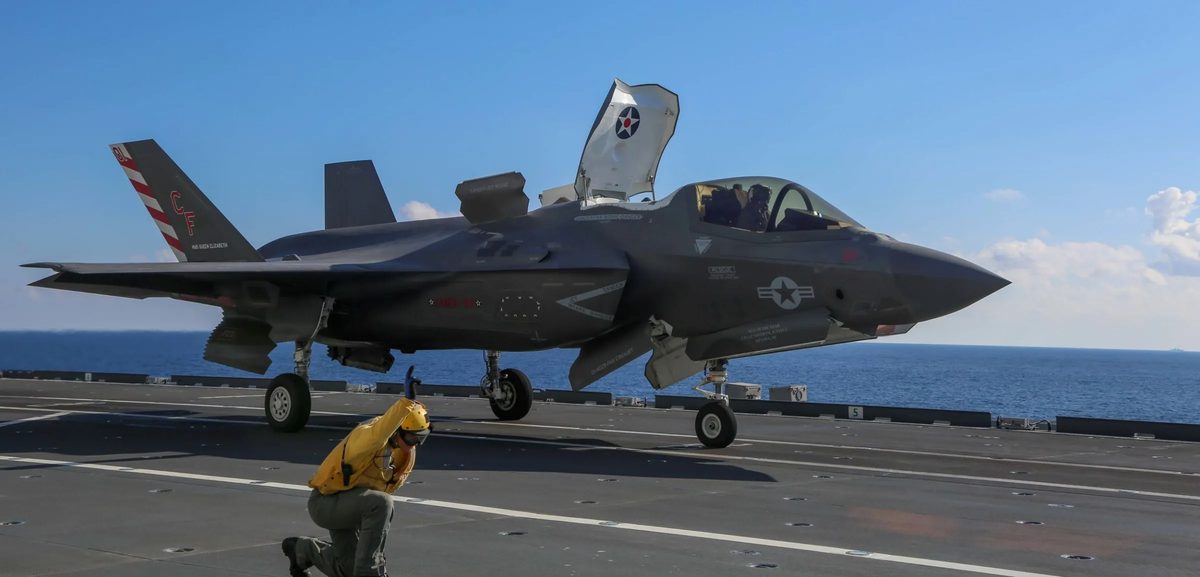 新加坡40亿美元购20架F-35 12架B型将永久驻美训练 1 美軍F-35B戰機降落在義大利加富爾號甲板。(翻攝自DVIDS系統)