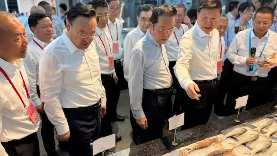 嘉宾参观渔产品展台