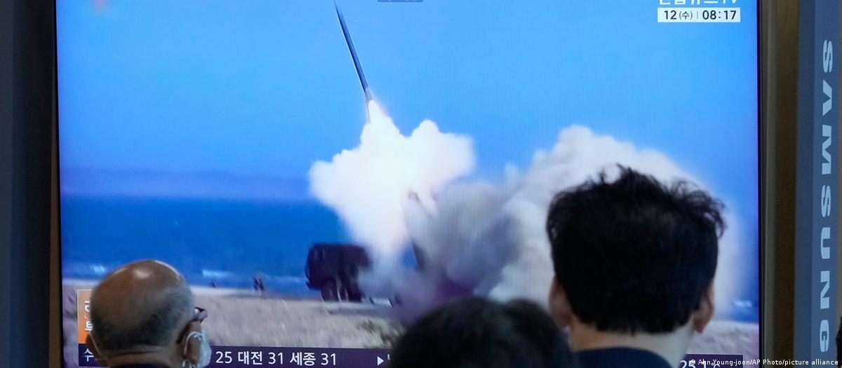 8月12日，首尔火车站的新闻视频：朝鲜新一轮导弹试验。