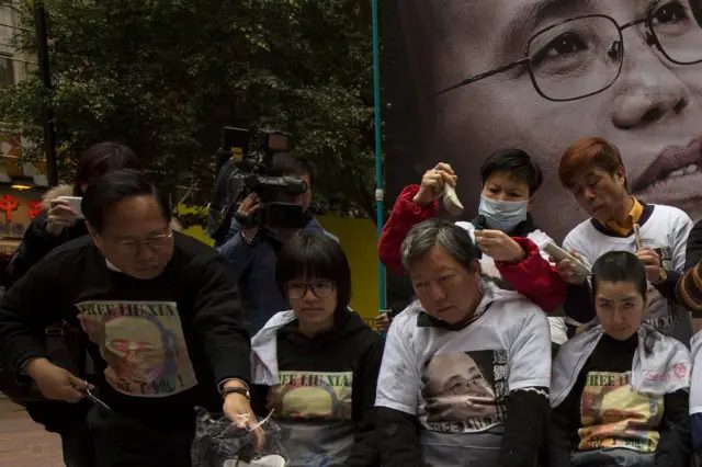 2014年2月14日，香港民主派人士在抗议活动中剃头，呼吁释放被监禁的诺贝尔和平奖得主刘晓波的妻子刘霞。