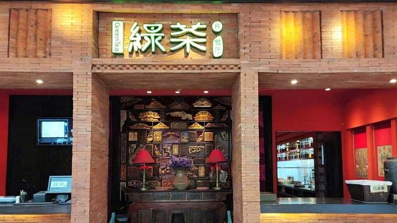 除蟲公司偷用「敵敵畏」消毒，綠茶（見圖）、先啟半步顛等數十間連鎖餐廳全中招。（取材自微博）