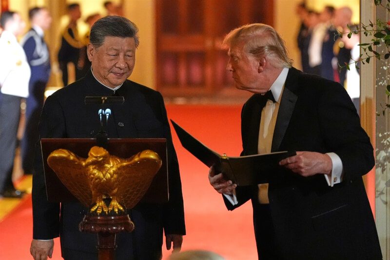川普闭门国宴赠老鹰雕像 习近平重提乒乓外交避谈分歧 1 美國總統川普(右)24日晚間設國宴款待來訪的中國國家主席習近平(左)。(美聯社)