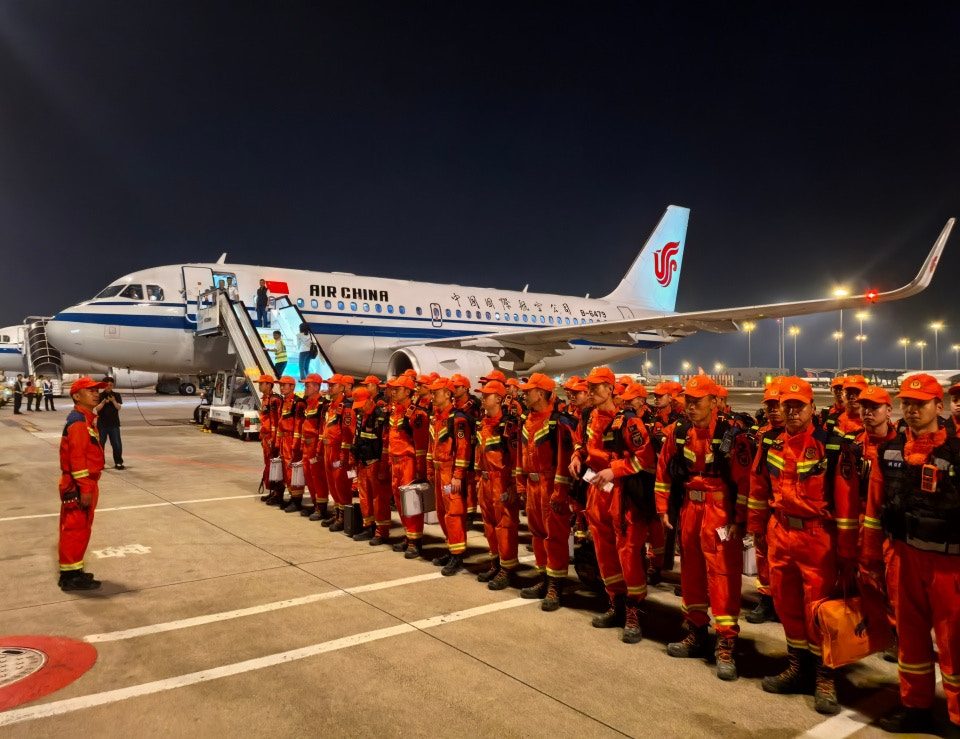 西藏泥石流3死558人失联 运-20翼龙无人机赴灾区救援 3 8月27日凌晨,應急管理部、國家消防救援局調派111名消防救援指戰員赴災害現場。(央視新聞)