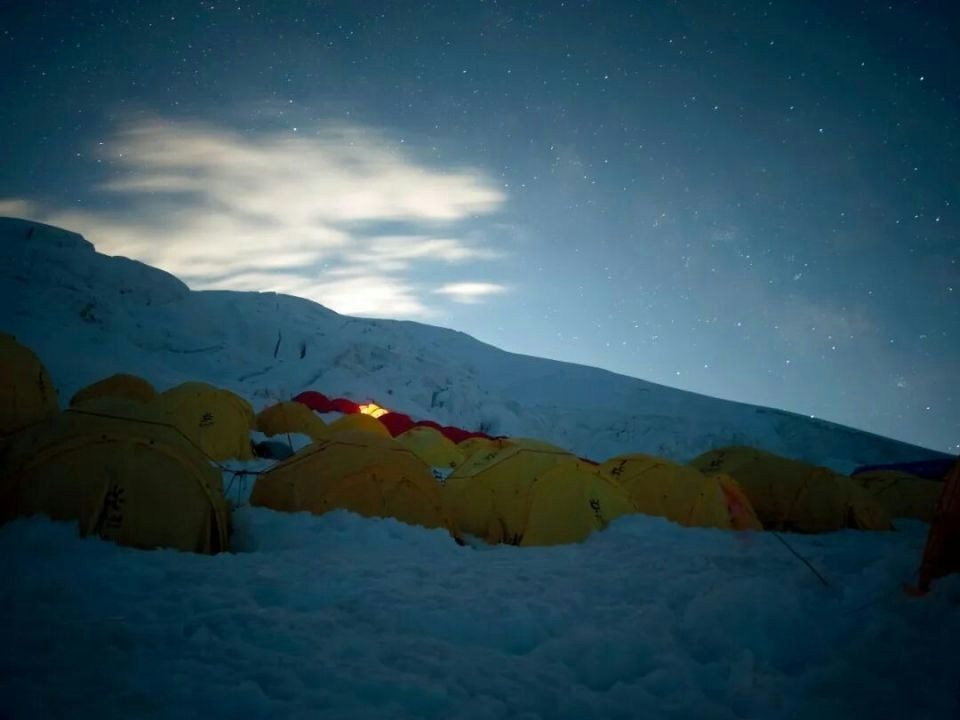 7000米雪山3死2失踪 新疆慕士塔格峰连续山难 藏向导证买卖黑幕 7 慕士塔格峰C1營地。(中國新聞周刊)