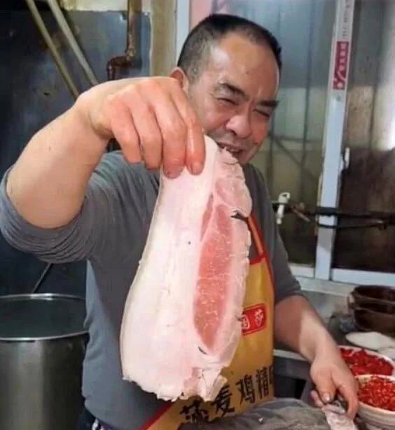 店家解釋採用的是無飼料餵養的「走地山豬」。（視頻截圖）