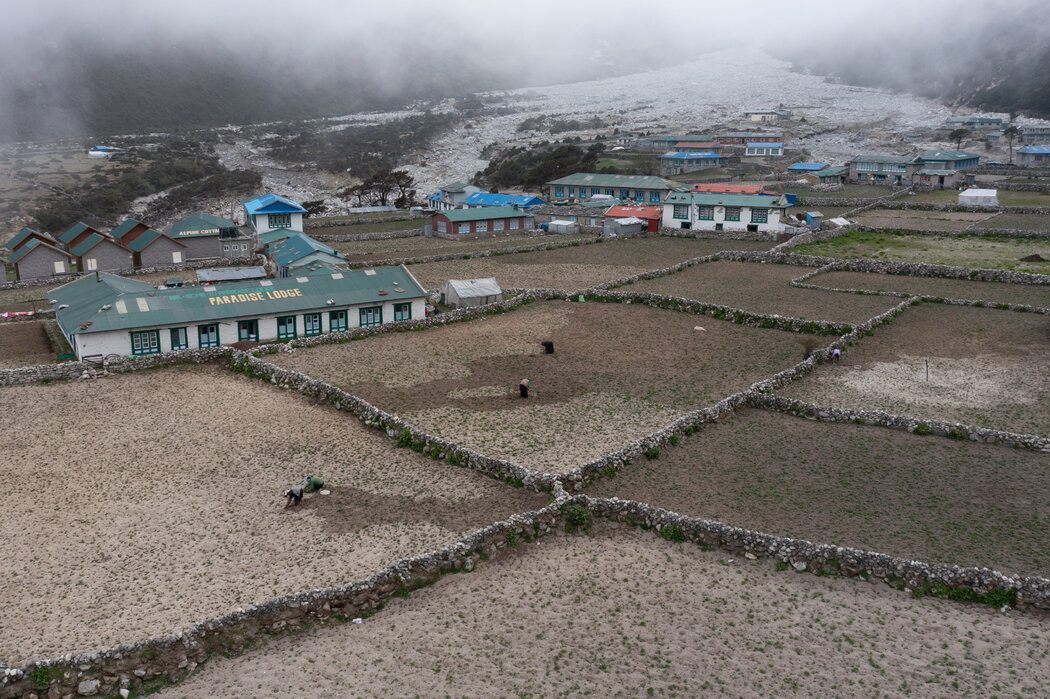 尼泊尔昆布地区的夏尔巴热村庄萨梅。远处可见2024年冰川洪水冲刷过的痕迹。