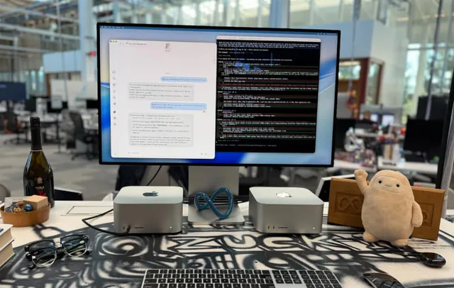 办公桌上的两台Mac Studio和显示器。