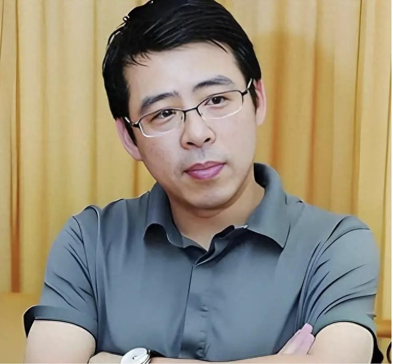 前央視知名主持人阿丘（邱孟煌）在廣西桂林舉辦收費活動時，且擅自使用「央視」及「中華文化促進會」的名義展開宣傳及為活動做信用背書，被公告打假。（取材自微博）