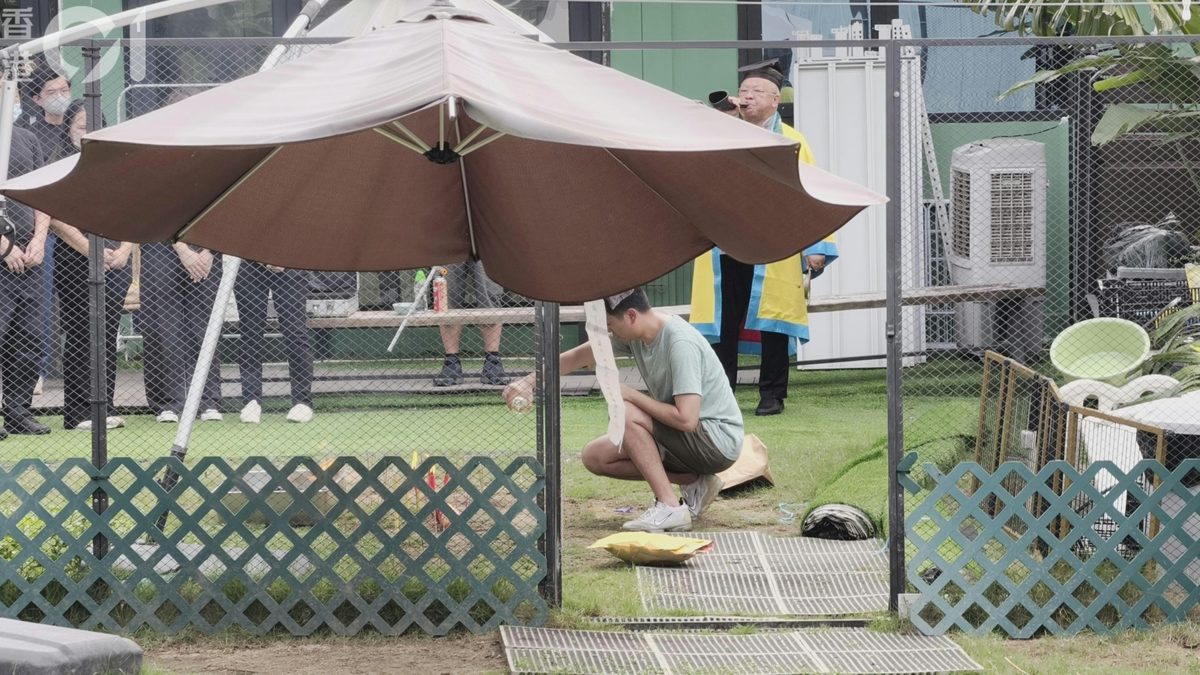 打鼓岭狗咬死人|10多名亲友到案发「狗酒店」草地路祭 神情哀痛 5 死者10多名親友,在師傅的帶領下進行路祭。(黃學潤攝)