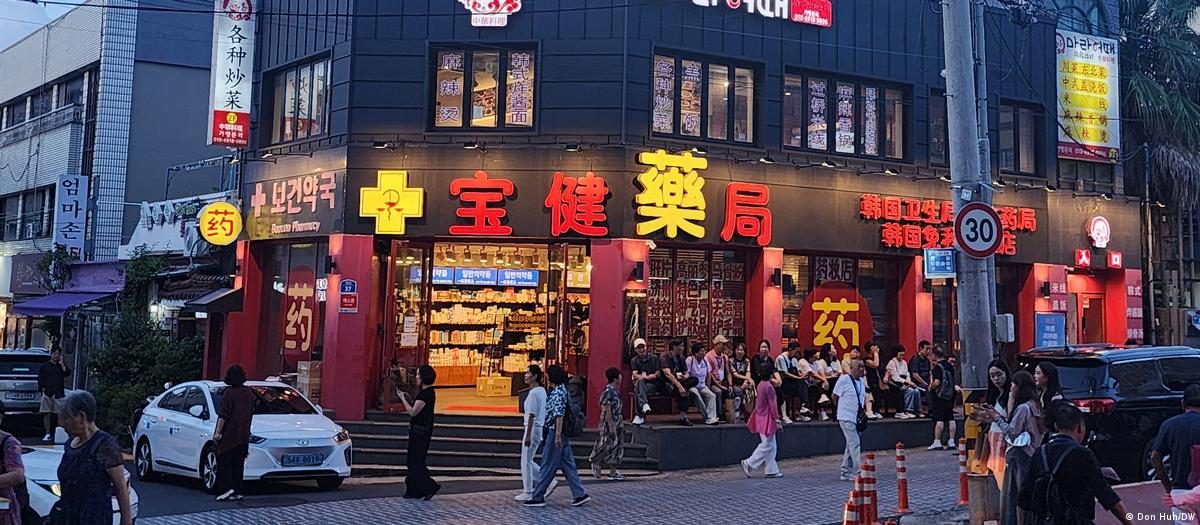 挂有中文招牌的店铺