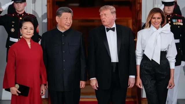 中国国家主席习近平（左二）与夫人彭丽媛（左一）、美国总统特朗普及第一夫人梅拉尼娅·特朗普，2026年9月24日周四在美国华盛顿白宫北门廊出席国宴前的抵达仪式。