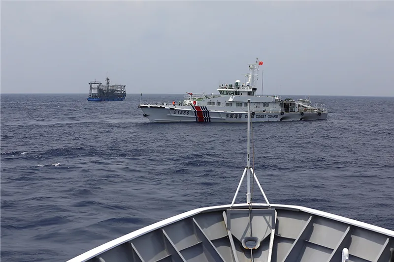 中国海警船在南海航行的资料照片