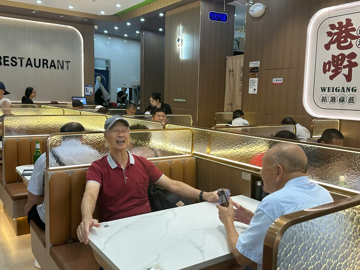 茶餐廳內不少香港旅客回來消費。（許靖雯 攝）
