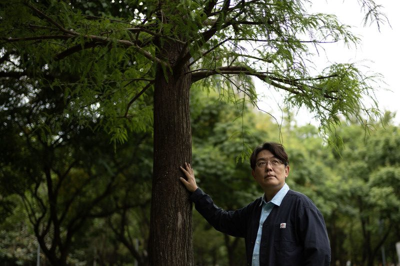 高龄海啸第一排:卸下照顾重担的他们,如何预习自己的老?专访郭强生、郑秋豫 4 父親過世後,郭強生也依《病主法》找了學生做醫療委任代理人。有學生擔心簽下去代表「老師的死期就是我們定的」,直到找了第三位才順利簽署。(攝影/楊子磊)