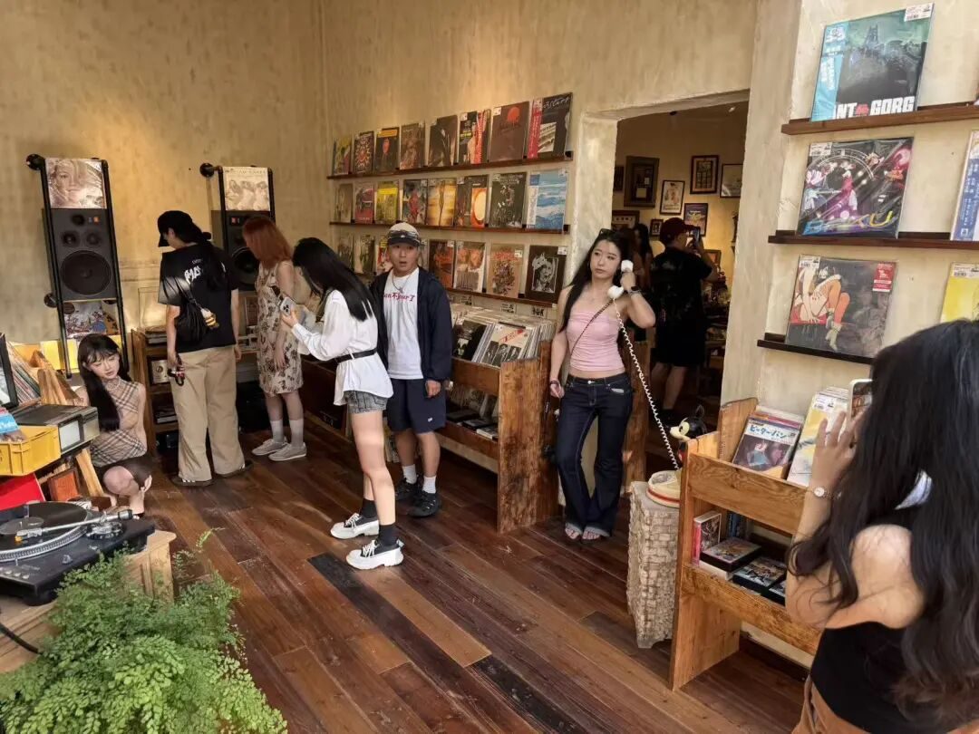 黑胶唱片逆袭CD 年轻人为何爱上这种麻烦的复古消费 6 77320241b488d6427f3c0185c066def833763ce24116fd7a2dc4b4c41001a72c article