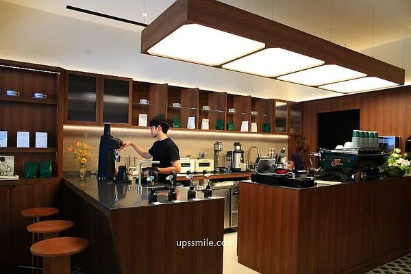 ▲▼Caffè Fortuna走木質調風格，也是寵物友善咖啡廳。（圖／《UPSSMILE向上的微笑萍子》授權提供）