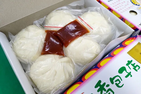 台中司机爱店下午也排队!大肚手工肉包 尤其蛋黄款最抢手 9 ▲▼台中大肚品香手工肉包蛋黃肉包、鮮肉包與蔥花捲。(圖/《Nini and blue 玩樂食記》授權提供)